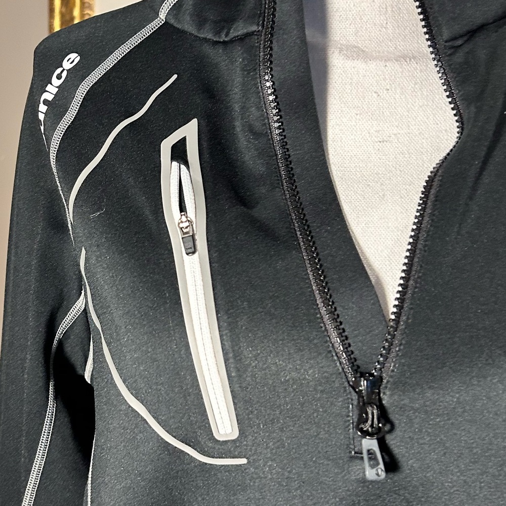 ❗️SOLD❗️Sunice Womans Sports Lightweight Quarterzip Pullover - Picture 5 of 12
